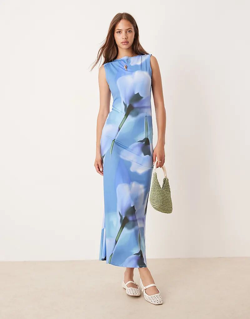 Платье макси ASOS DESIGN с высоким воротом и без рукавов, с синим принтом
Платье макси ASOS DESIGN с высоким воротом и без рукавов, с синим принтом