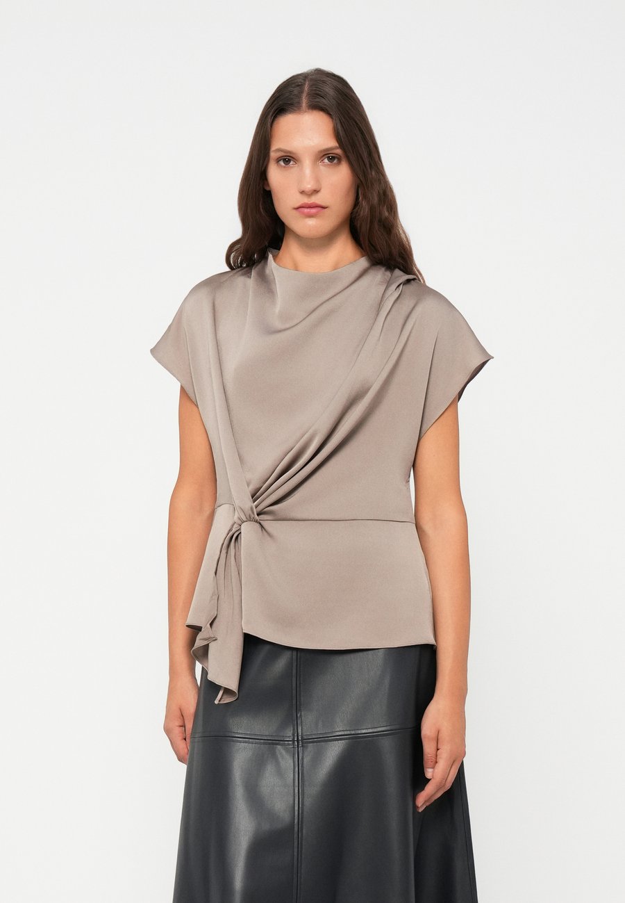 Блуза Bruuns Bazaar ACACIA TINJA, Fungi/Taupe
Блуза Bruuns Bazaar ACACIA TINJA, Fungi/Taupe