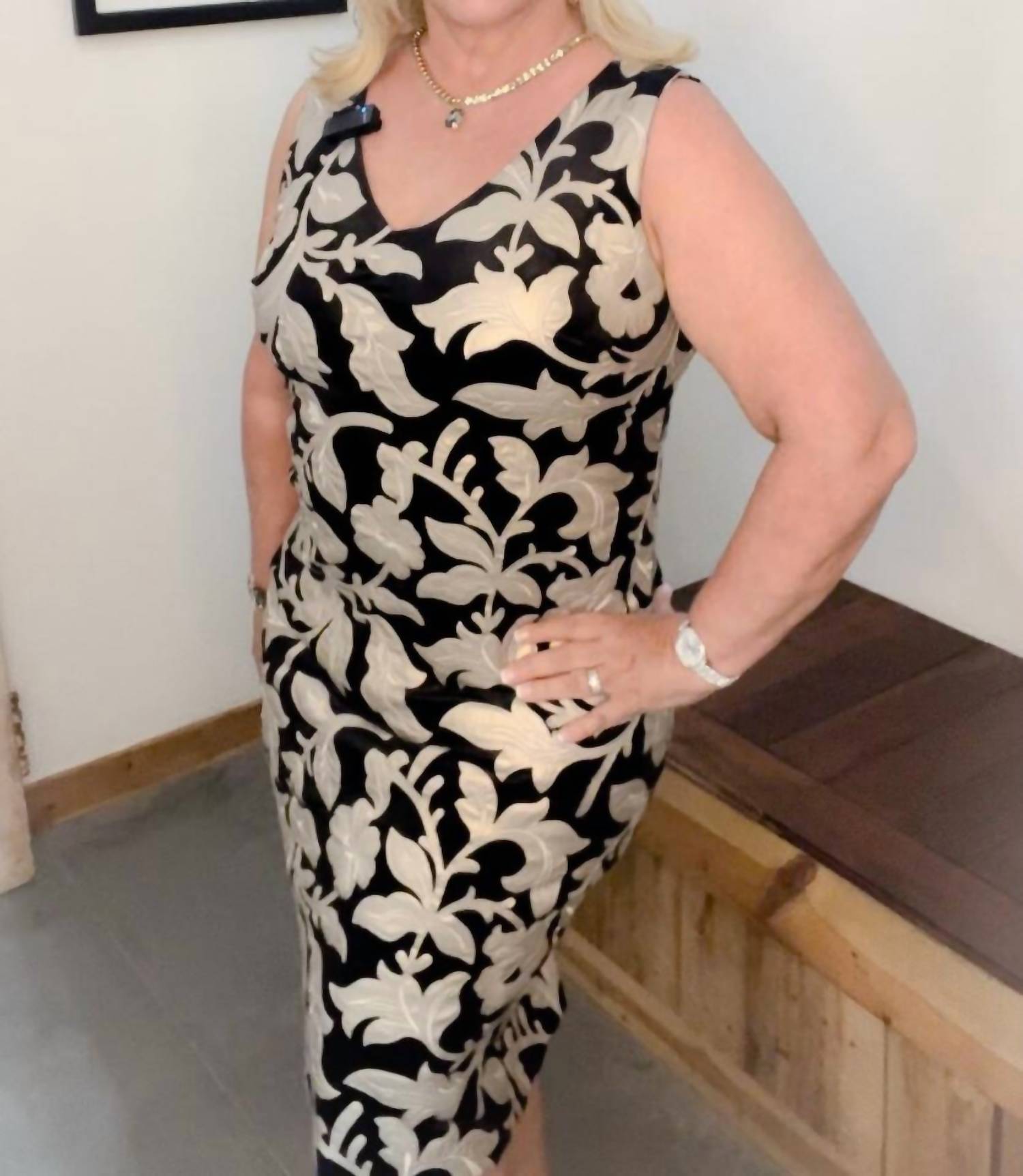 Бархатное коктейльное платье черного цвета Frank Lyman
Бархатное коктейльное платье черного цвета Frank Lyman