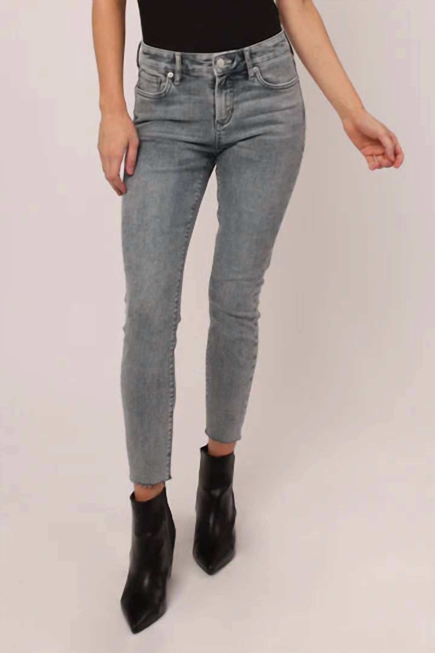 Gisele Classic облегающие джинсы средней посадки в выцветшем сером цвете DEAR JOHN DENIM, цвет washed grey
Gisele Classic облегающие джинсы средней посадки в выцветшем сером цвете DEAR JOHN DENIM, цвет washed grey