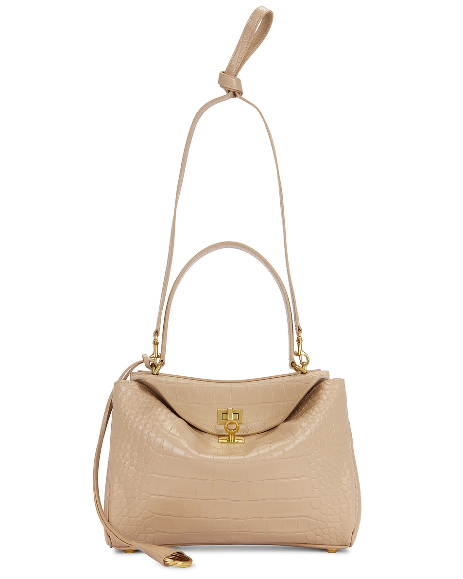 Сумка Rodeo с тиснением под крокодила и верхней ручкой, малая Balenciaga, Nude
Сумка Rodeo с тиснением под крокодила и верхней ручкой, малая Balenciaga, Nude