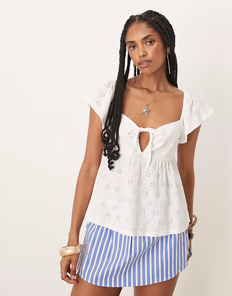 Топ Gina Tricot с завязками спереди и оборкой белого цвета 
Топ Gina Tricot с завязками спереди и оборкой белого цвета