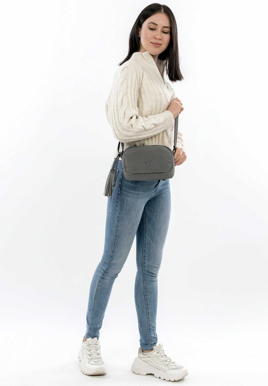 Сумка кросс-боди SURI FREY Cross body bag, Grey /Grey
Сумка кросс-боди SURI FREY Cross body bag, Grey /Grey