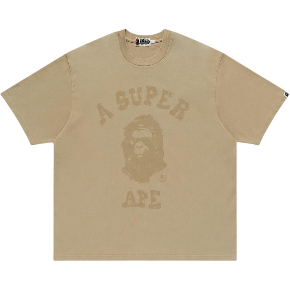 Футболка Bape X KidSuper с колледж-логотипом и окрашиванием готового изделия A BATHING APE, хаки
Футболка Bape X KidSuper с колледж-логотипом и окрашиванием готового изделия A BATHING APE, хаки
