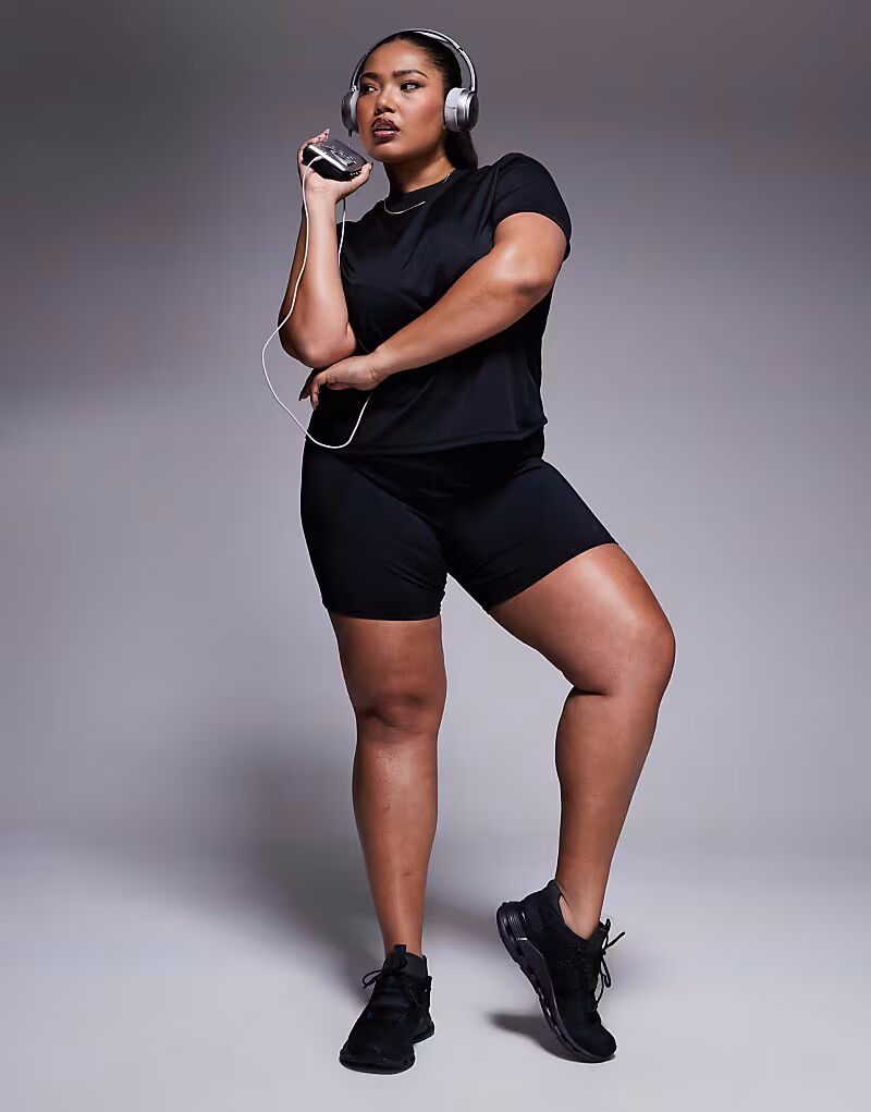 4505 Curve Icon active леггинсы длиной 5 дюймов с высокой талией и карманом на молнии для телефона черного цвета
4505 Curve Icon active леггинсы длиной 5 дюймов с высокой талией и карманом на молнии для телефона черного цвета