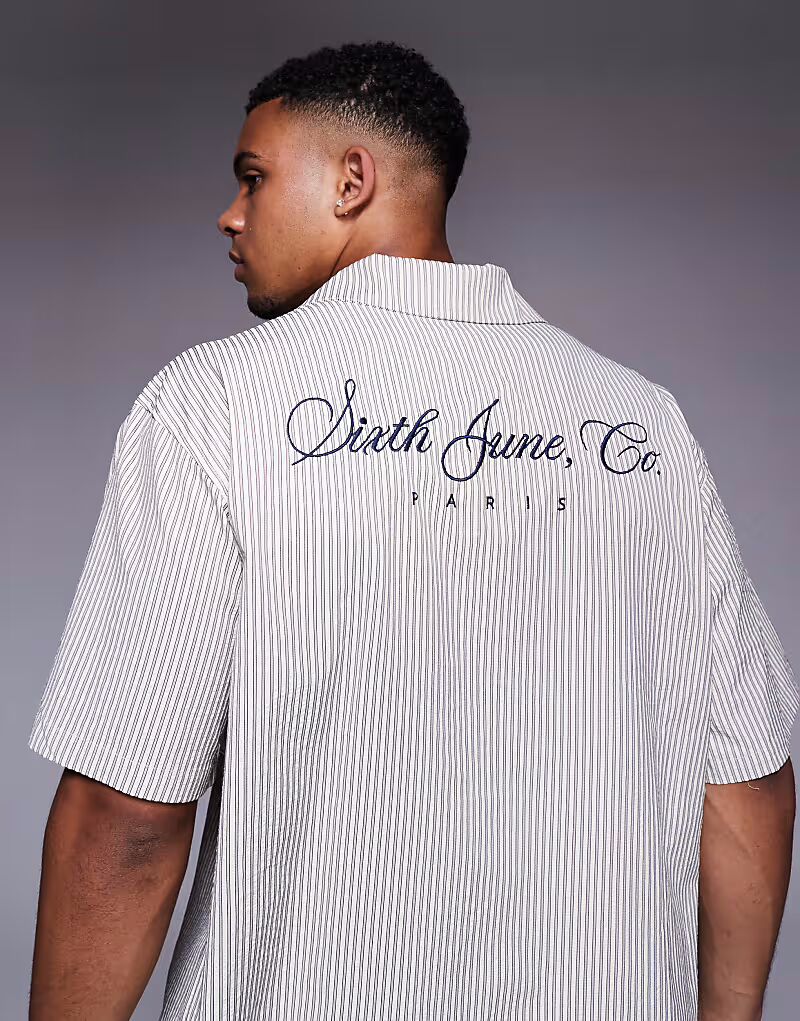 Футболка с логотипом на спине в синюю полоску Sixth June
Футболка с логотипом на спине в синюю полоску Sixth June