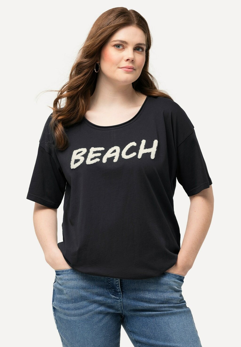 Футболка с принтом TEXTURED BEACH LETTERED SHORT SLEEVE Ulla Popken, темно-серый
Футболка с принтом TEXTURED BEACH LETTERED SHORT SLEEVE Ulla Popken, темно-серый
