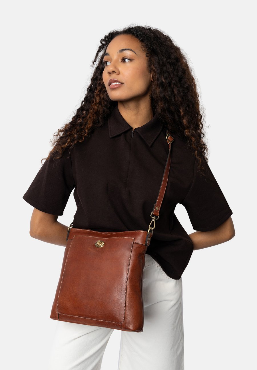 Сумка кросс-боди RE:DESIGNED MOA BIG, Cognac
Сумка кросс-боди RE:DESIGNED MOA BIG, Cognac