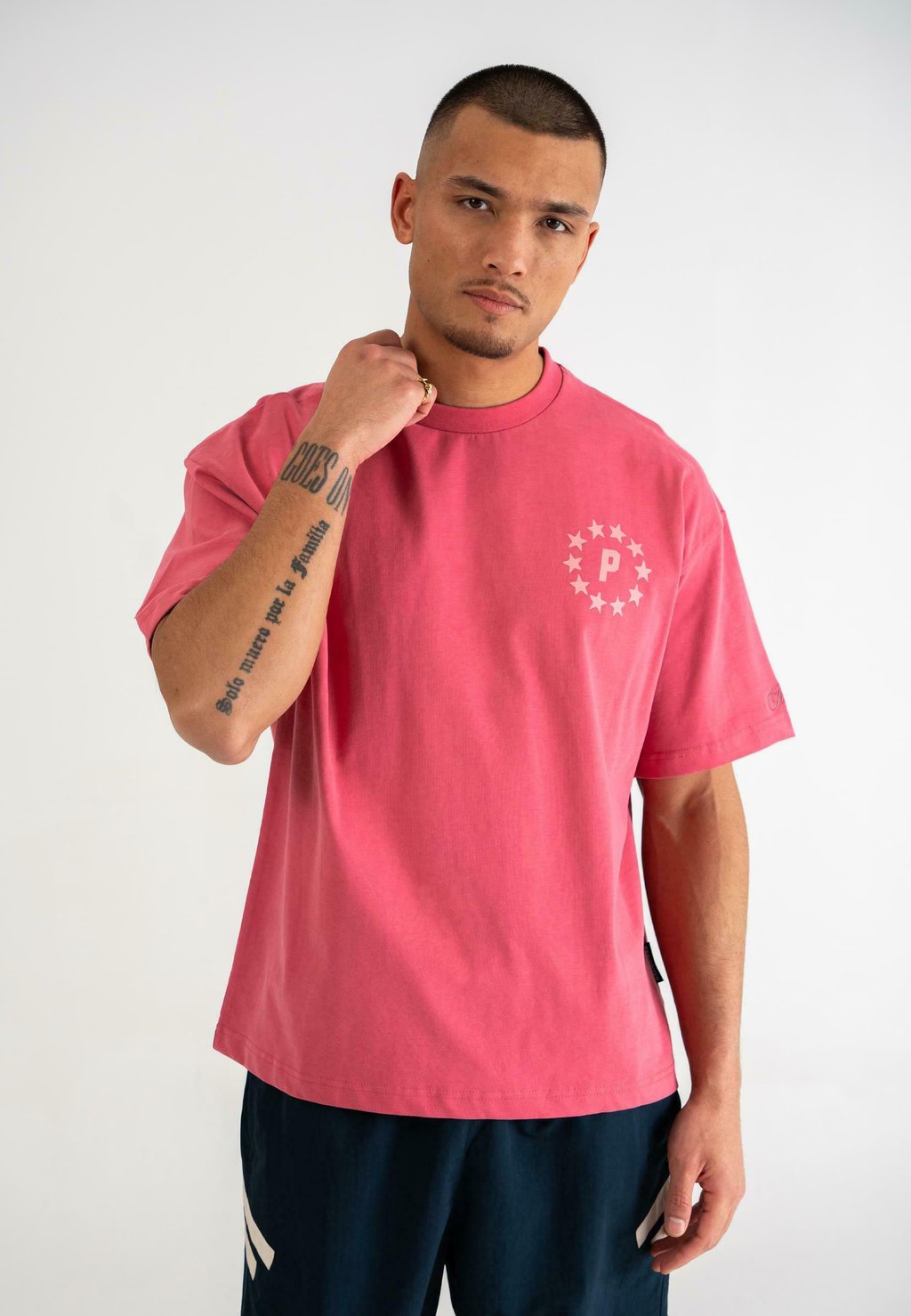 Футболка с принтом PROHIBITED, красный 
Футболка с принтом PROHIBITED, красный