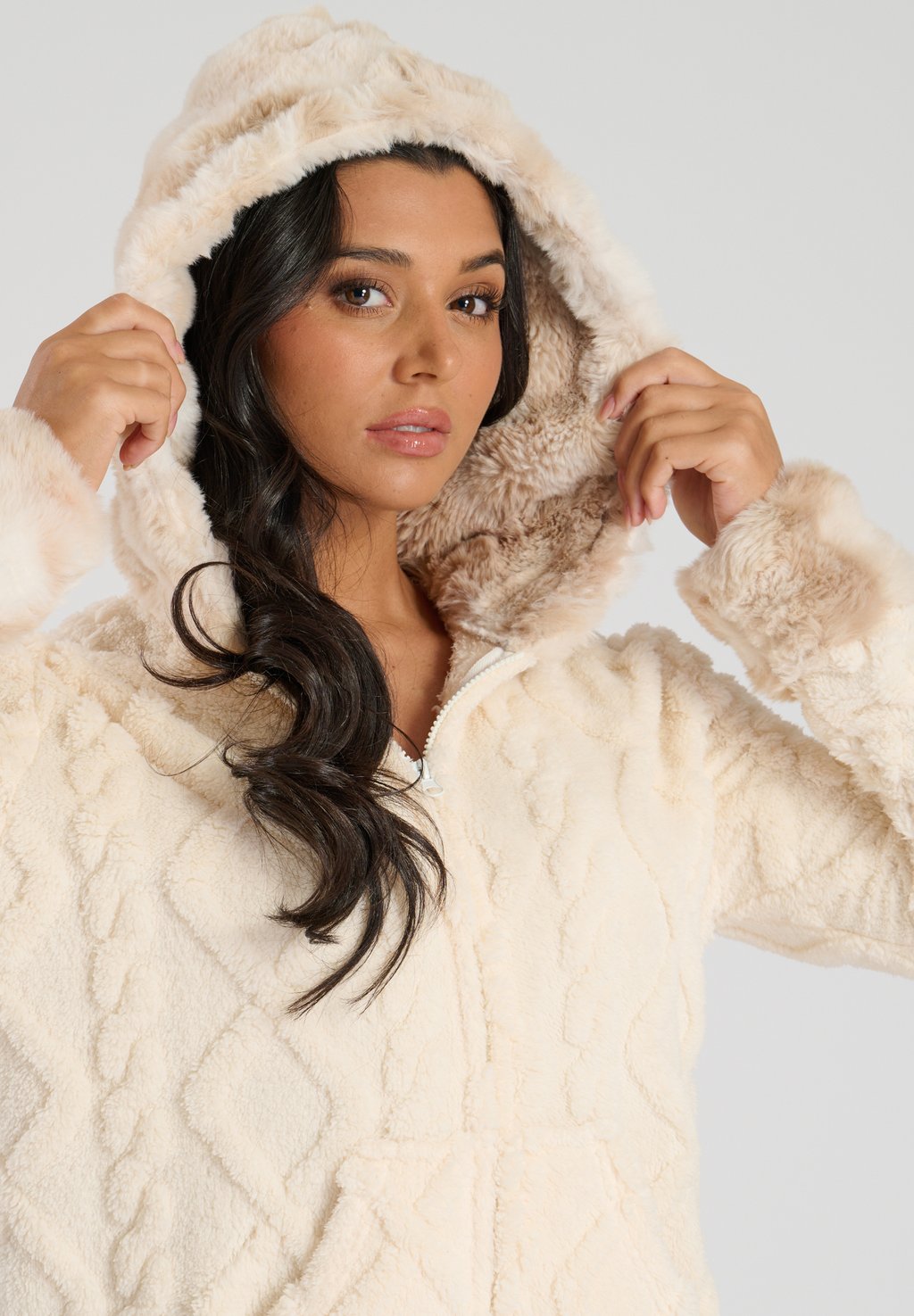 Пижама ALL IN ONE CABLE CUT Loungeable, молочный 
Пижама ALL IN ONE CABLE CUT Loungeable, молочный