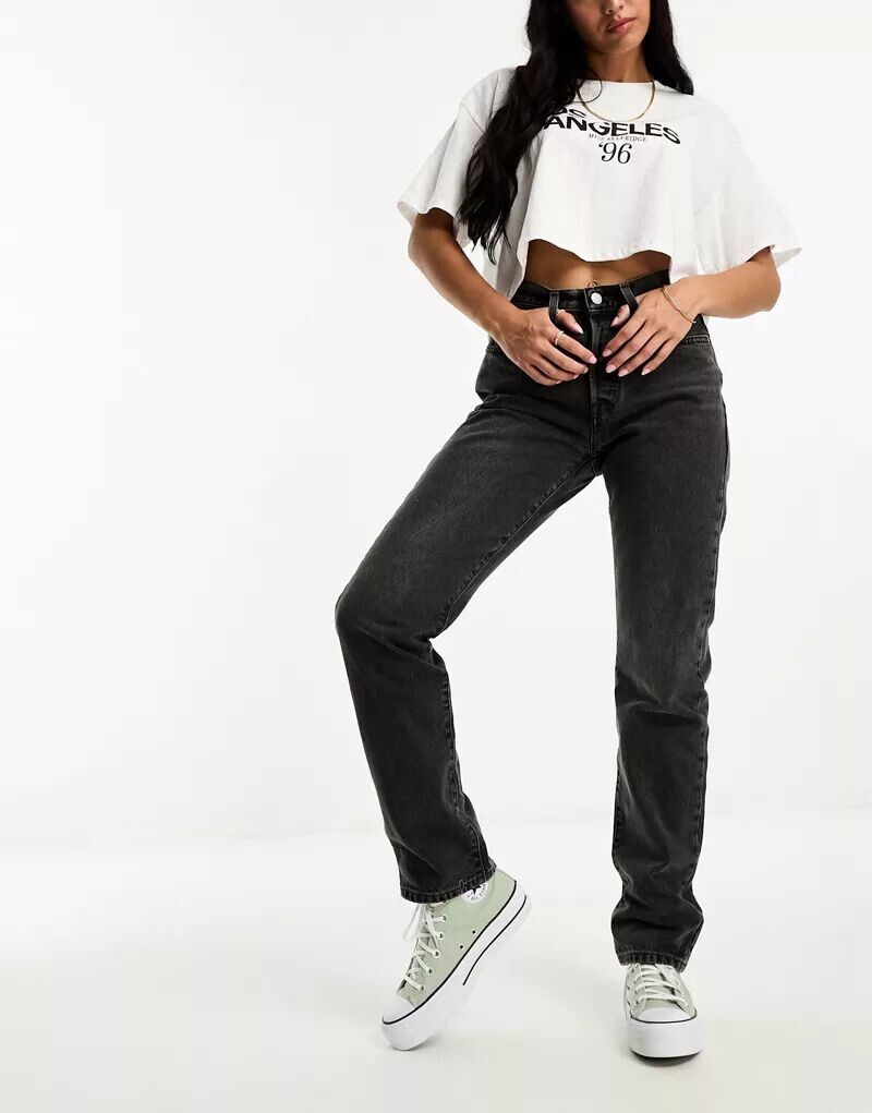 Черные джинсы прямого кроя Levi's 501
Черные джинсы прямого кроя Levi's 501