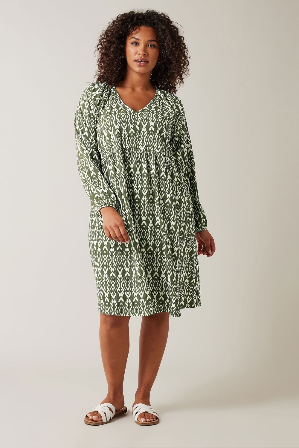 Оливковое платье миди с гофрированным узором икат Evans, зеленый
Оливковое платье миди с гофрированным узором икат Evans, зеленый