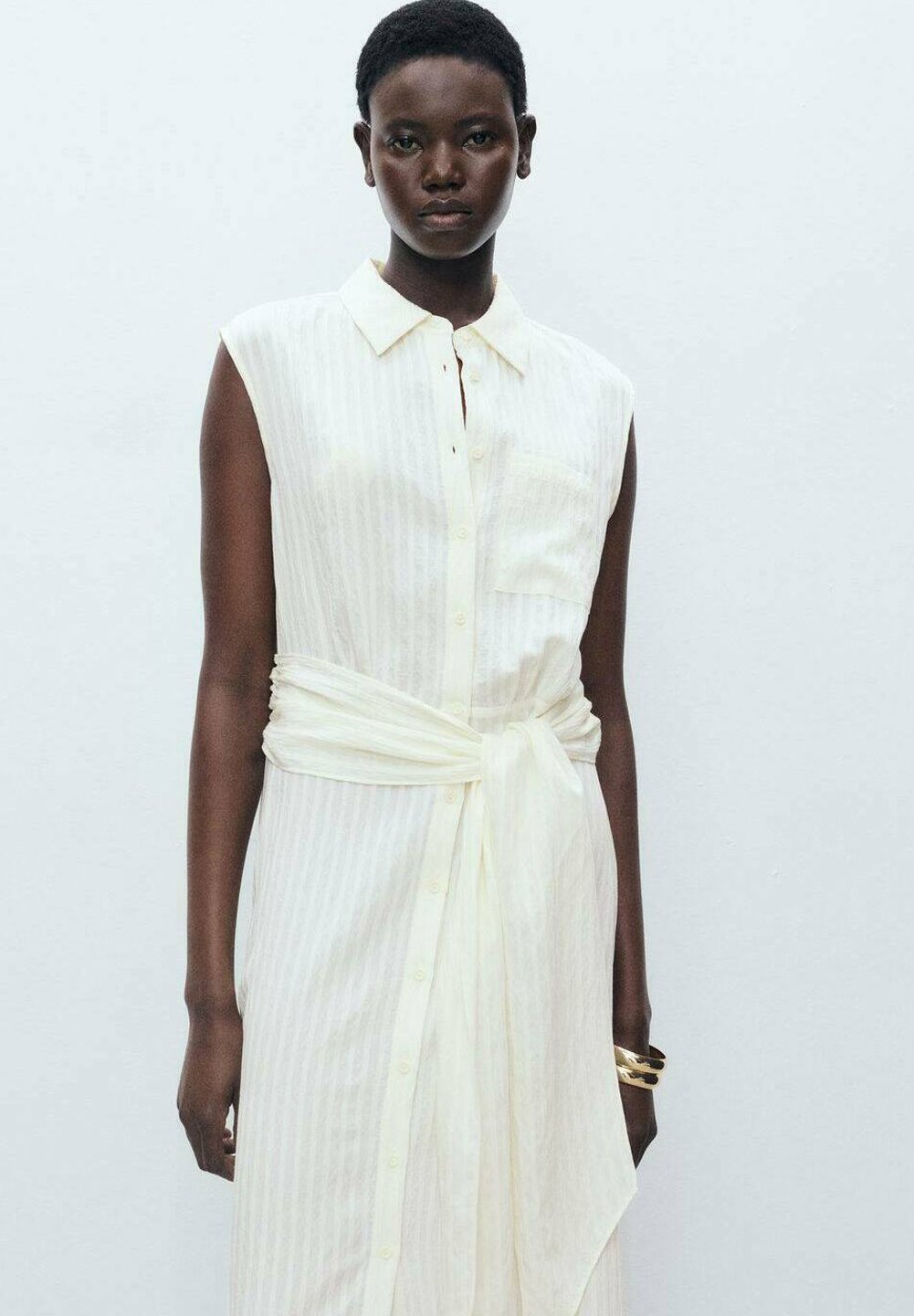 Платье-рубашка SERO Mango, кремовый
Платье-рубашка SERO Mango, кремовый