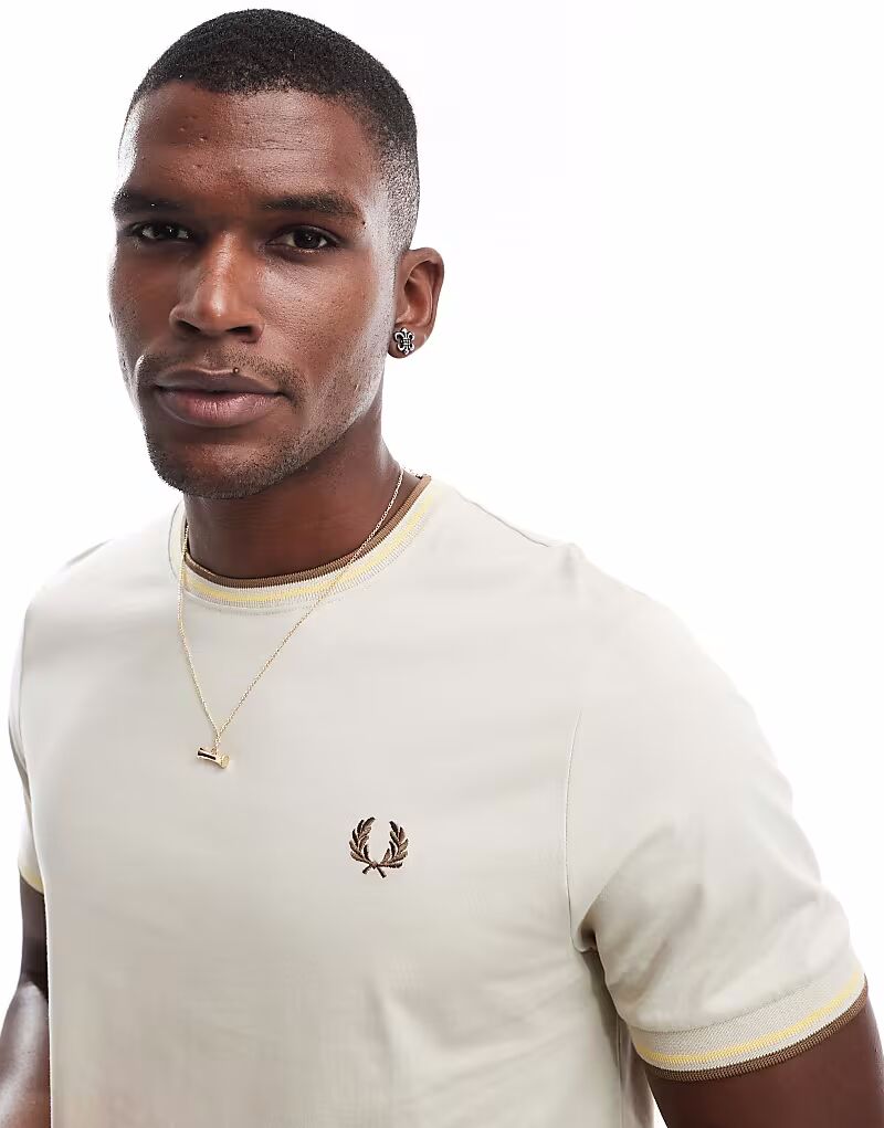 Футболка Fred Perry с двумя краями бежевого цвета
Футболка Fred Perry с двумя краями бежевого цвета