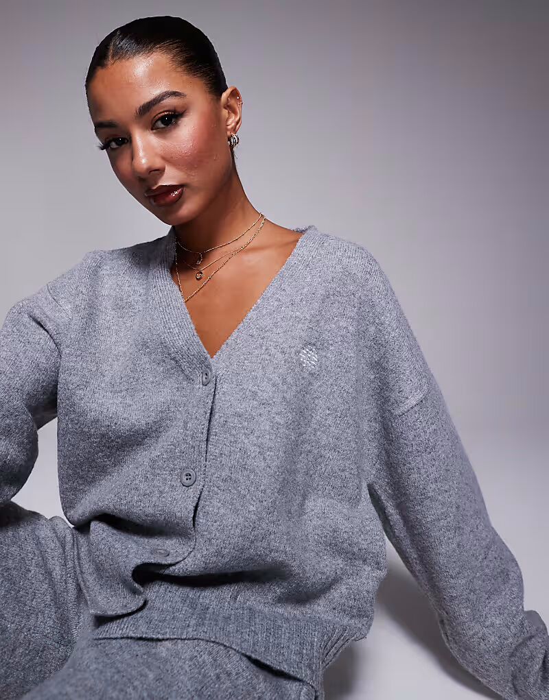 Пушистый вязаный кардиган с эмблемой от Couture Club серого меланжевого цвета
Пушистый вязаный кардиган с эмблемой от Couture Club серого меланжевого цвета