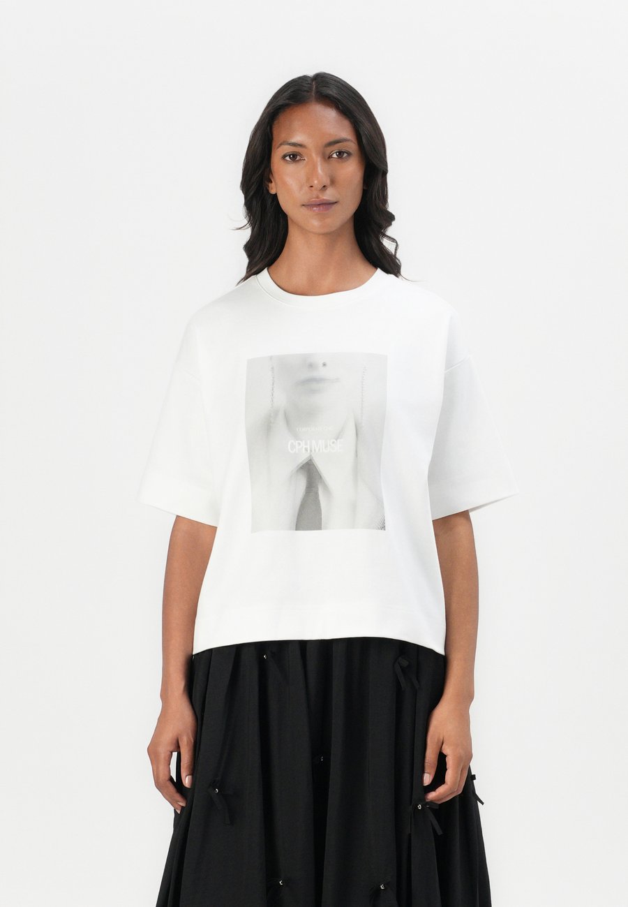 Футболка Copenhagen Muse TEE, Jet Stream/White
Футболка Copenhagen Muse TEE, Jet Stream/White