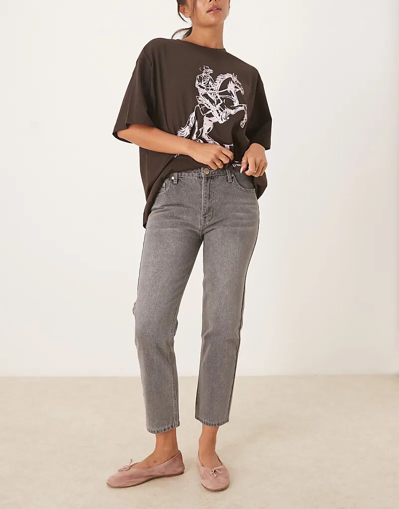 Гламурные укороченные джинсы с низкой талией серого цвета
Гламурные укороченные джинсы с низкой талией серого цвета