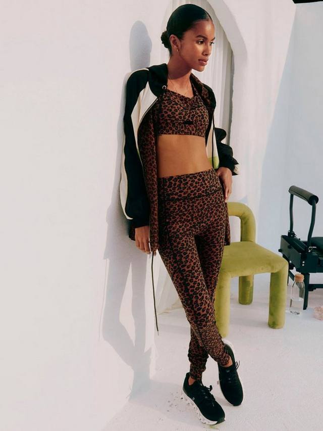 Печать тренировки леггинсы леопард Never Fully Dressed, черный/разноцветный
Печать тренировки леггинсы леопард Never Fully Dressed, черный/разноцветный