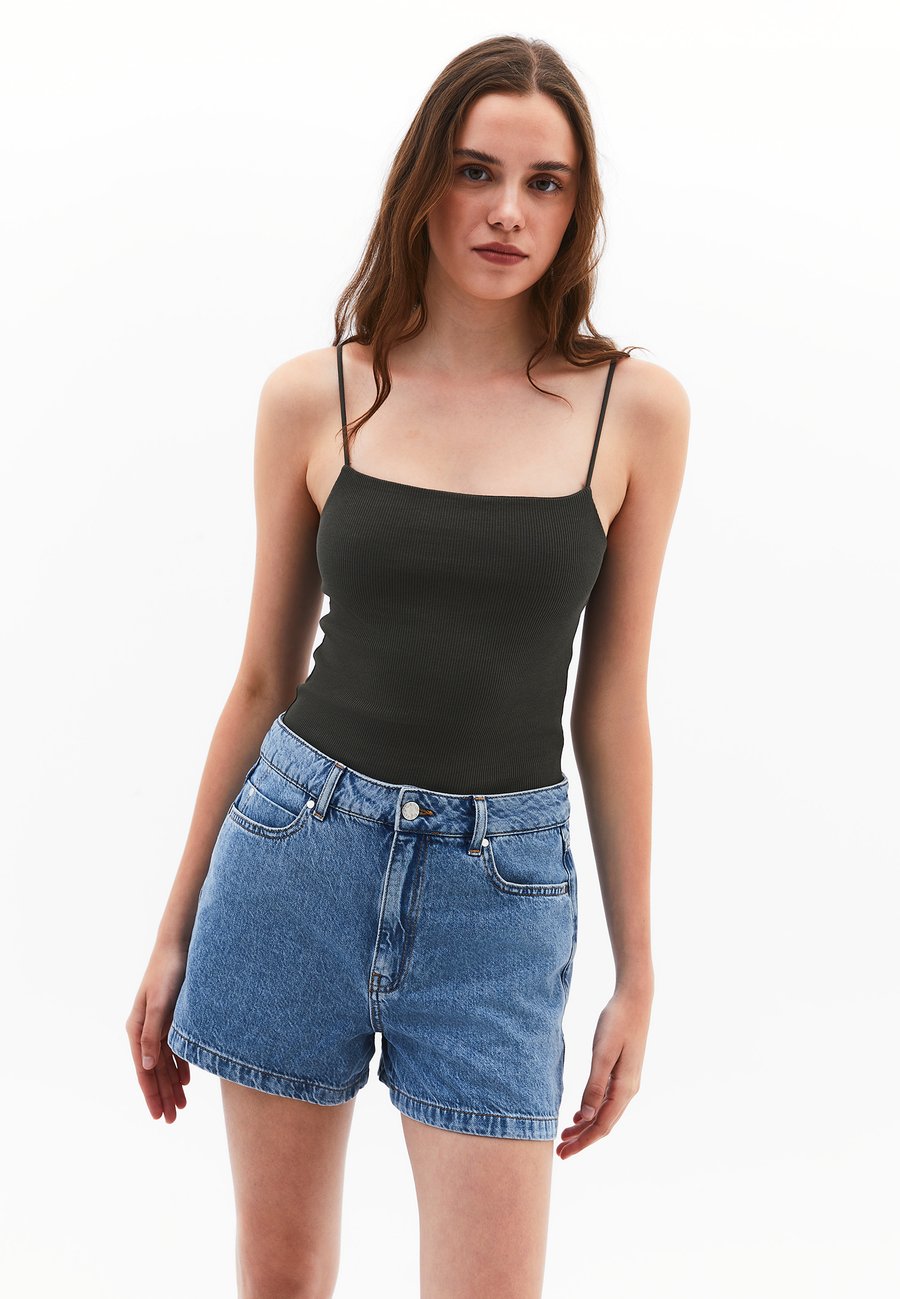 Топ OXXO MIT FEINEN TRÄGERN, Deep Depths/Anthracite
Топ OXXO MIT FEINEN TRÄGERN, Deep Depths/Anthracite