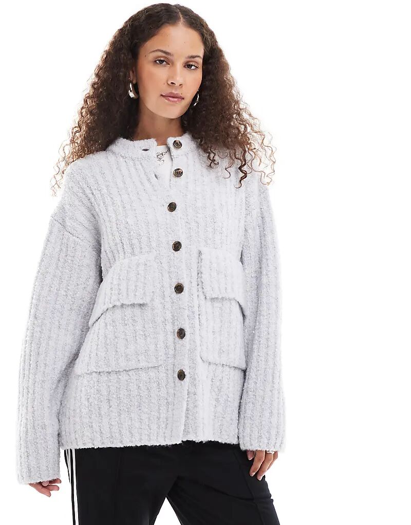 Кардиган крупной вязки в рубчик с высоким воротом, застежкой на пуговицы спереди и передними карманами с клапанами в сером меланжевом цвете Monki