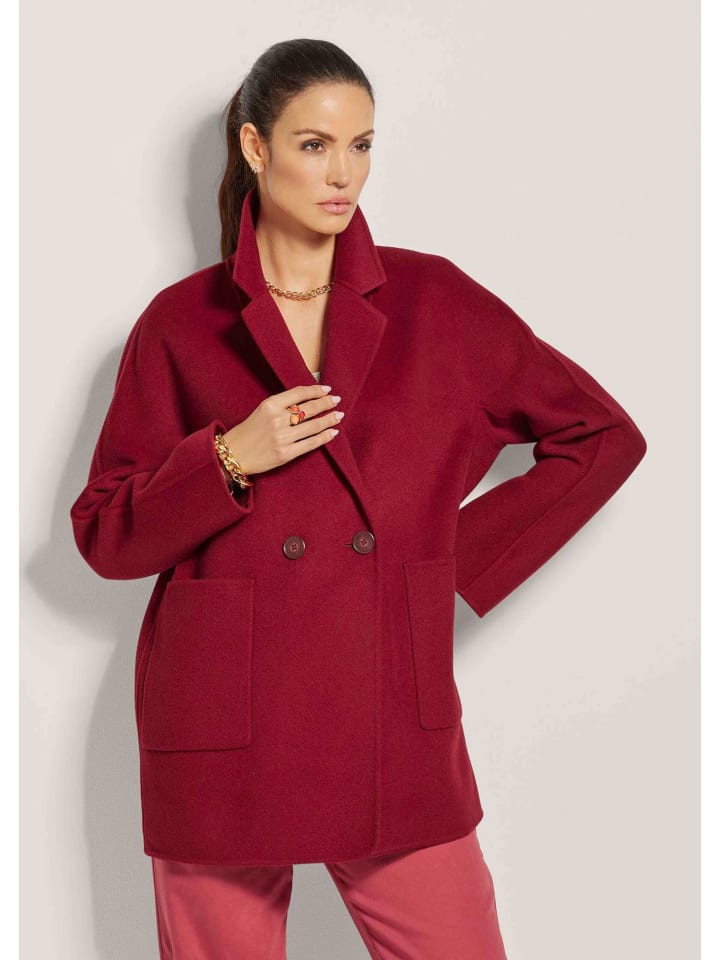 MADELEINE Элегантное шерстяное пальто с отложным воротником рубиново-красного цвета
MADELEINE Элегантное шерстяное пальто с отложным воротником рубиново-красного цвета