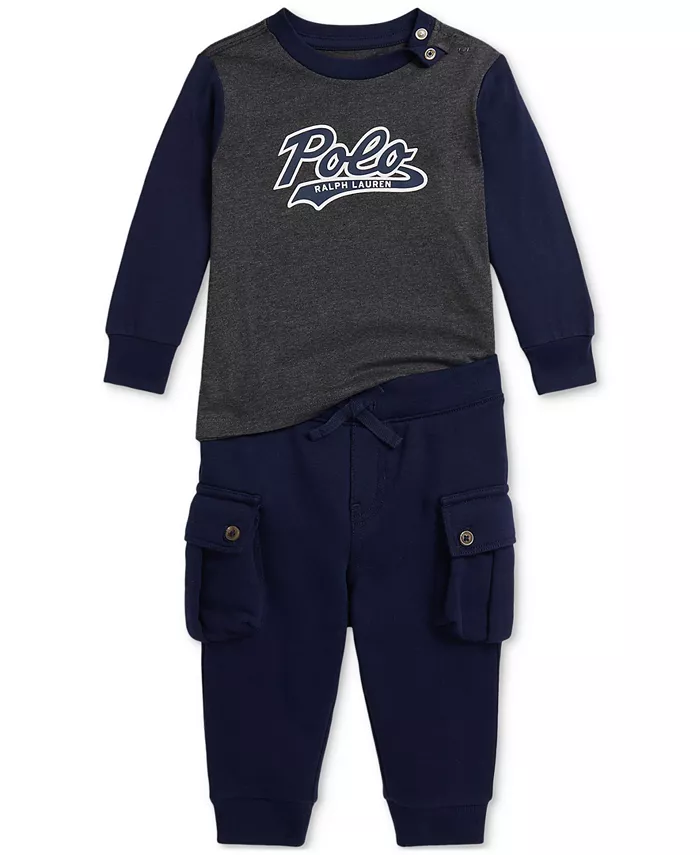 Комплект из хлопковой трикотажной футболки и флисовых брюк-карго для мальчиков Polo Ralph Lauren, серый
Комплект из хлопковой трикотажной футболки и флисовых брюк-карго для мальчиков Polo Ralph Lauren, серый
