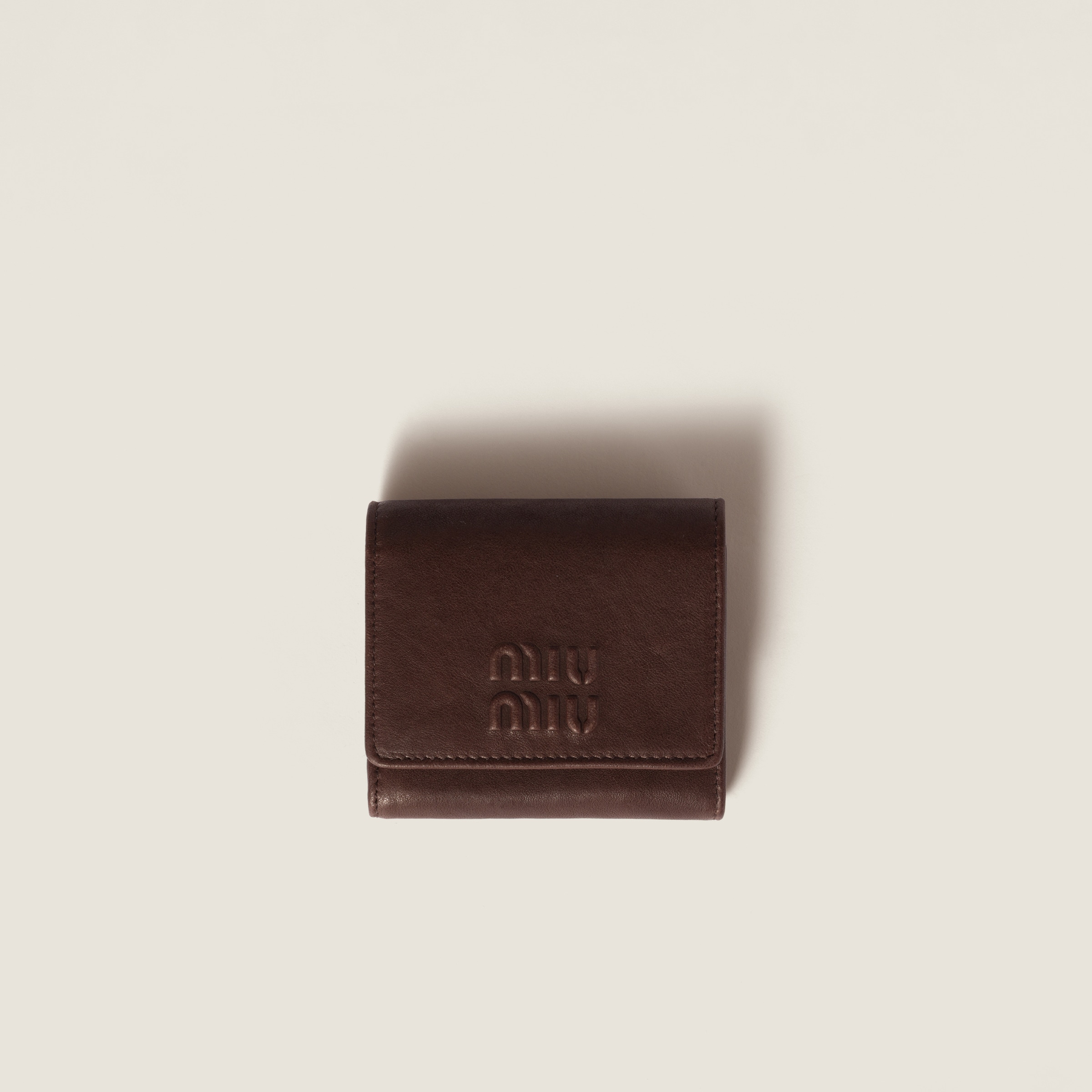 Маленький кошелек из наппы MIU MIU, коричневый
Маленький кошелек из наппы MIU MIU, коричневый