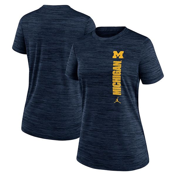 Женская футболка Michigan Wolverines Sideline Velocity Dri-FIT в темно-синем цвете Nike
Женская футболка Michigan Wolverines Sideline Velocity Dri-FIT в темно-синем цвете Nike