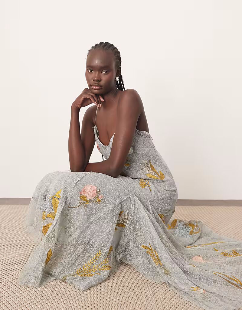 Длинное платье ARRANGE из вышитого цветочного кружева темно-синего цвета
Длинное платье ARRANGE из вышитого цветочного кружева темно-синего цвета