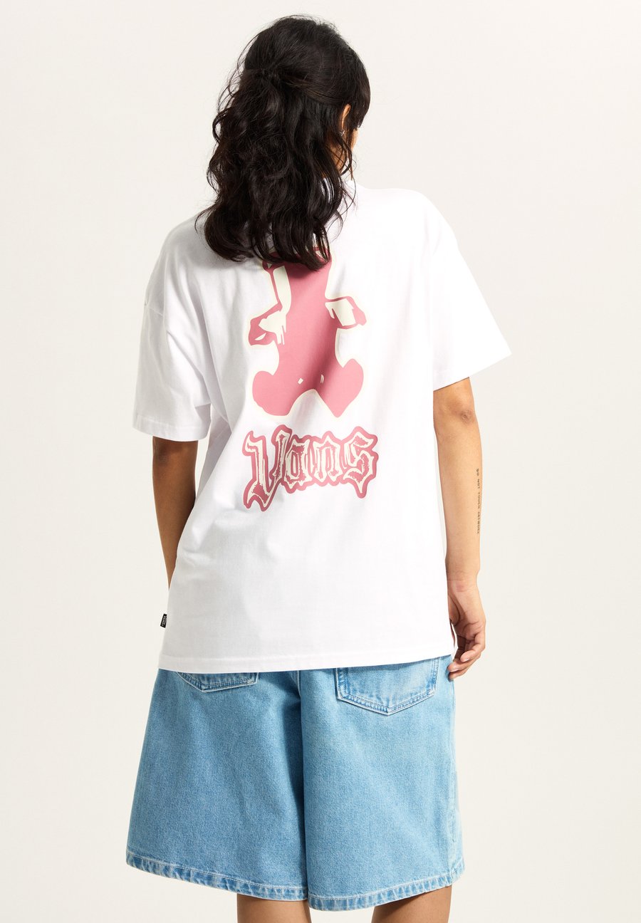 Футболка Vans LIL BEAR OVERSIZE, White, Белый, Футболка Vans LIL BEAR OVERSIZE, White
Футболка Vans LIL BEAR OVERSIZE, White, Белый, Футболка Vans LIL BEAR OVERSIZE, White