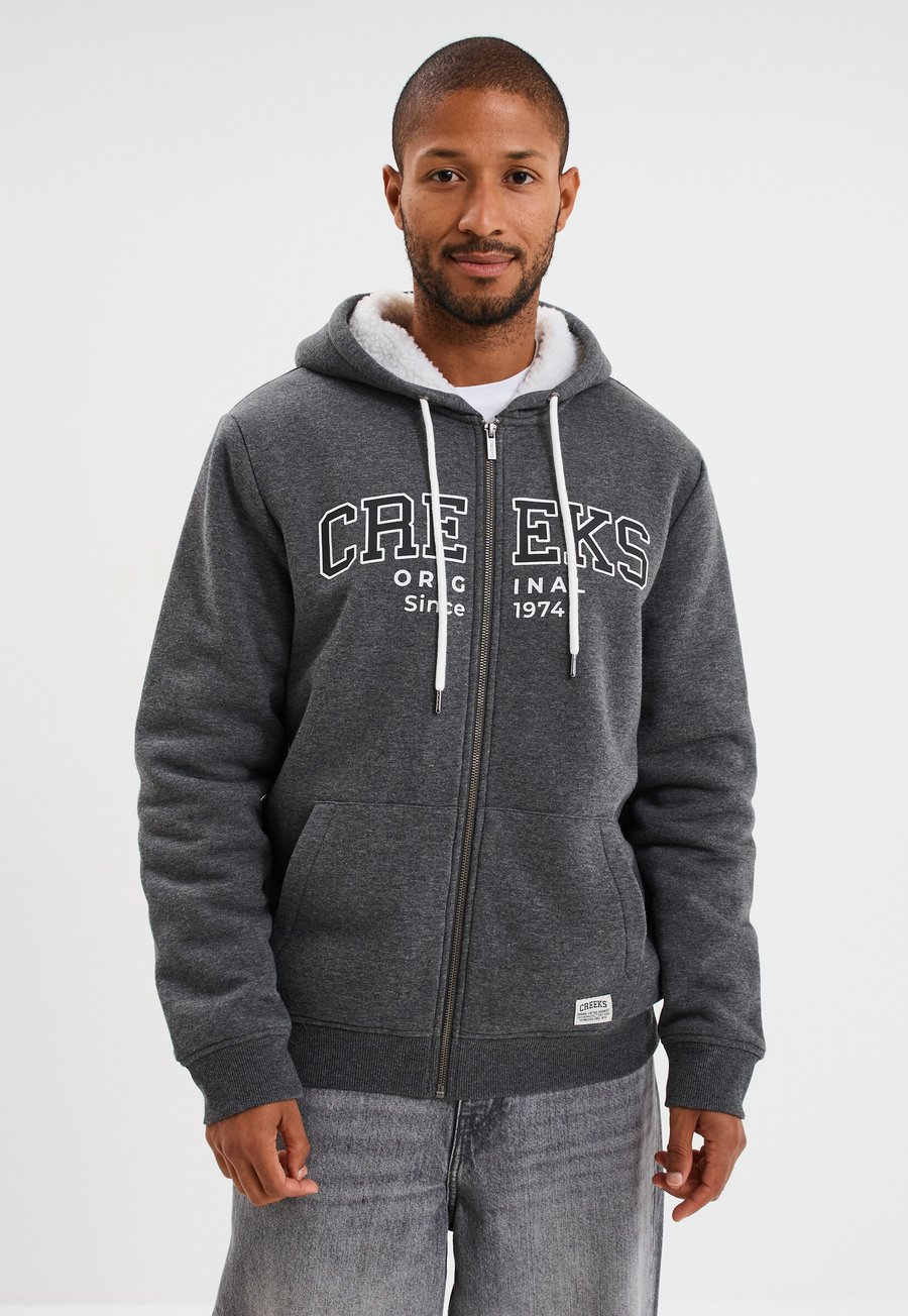 Толстовка Creeks Zip-up sweatshirt, Gris Foncé/Dark Grey
Толстовка Creeks Zip-up sweatshirt, Gris Foncé/Dark Grey