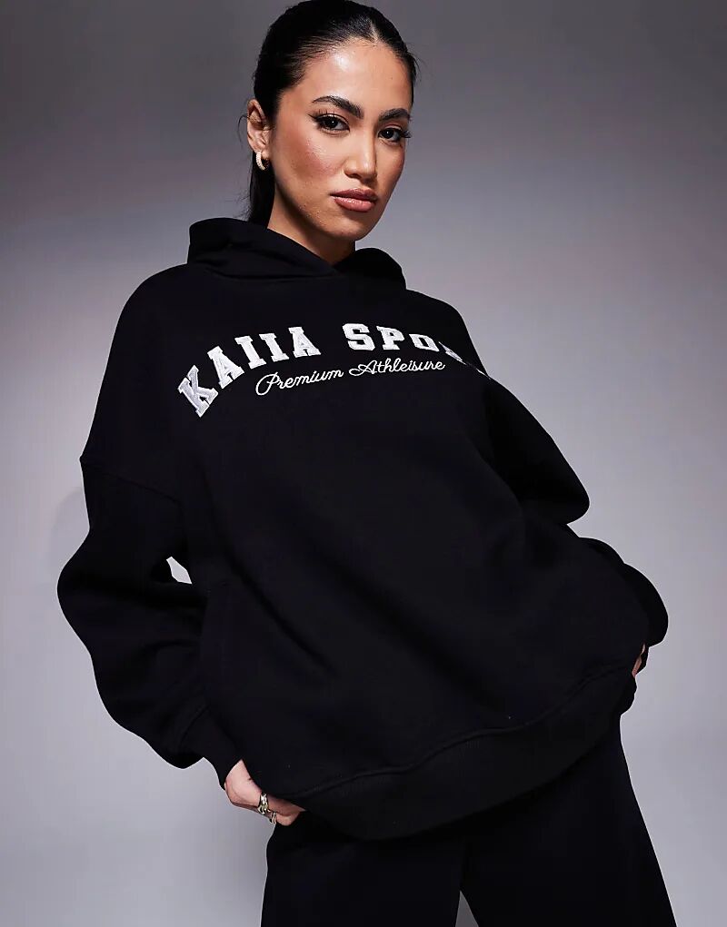 Спортивная толстовка с капюшоном и вышитым логотипом в черно-белом цвете Kaiia
Спортивная толстовка с капюшоном и вышитым логотипом в черно-белом цвете Kaiia