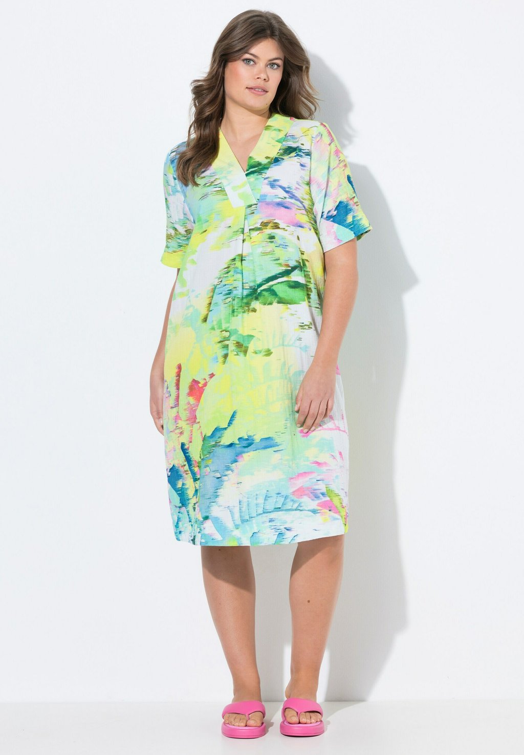 Повседневное платье V-AUSSCHNITT LAURASØN, зеленый
Повседневное платье V-AUSSCHNITT LAURASØN, зеленый