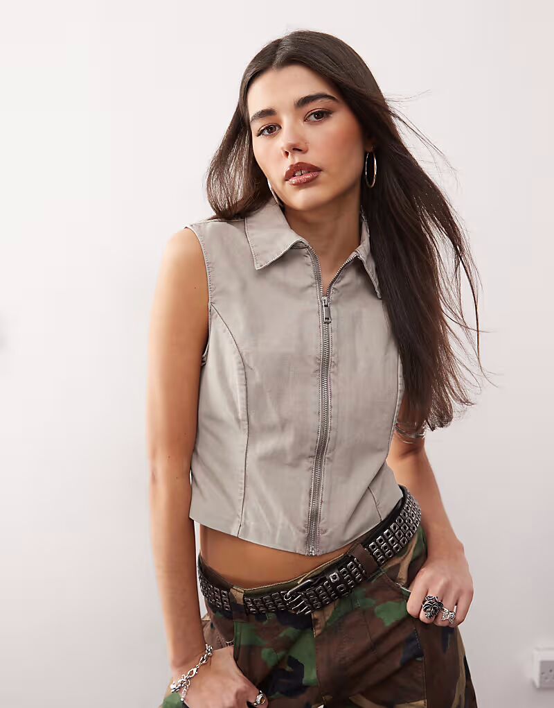 Жилет Monki из твила на молнии бежевого цвета
Жилет Monki из твила на молнии бежевого цвета