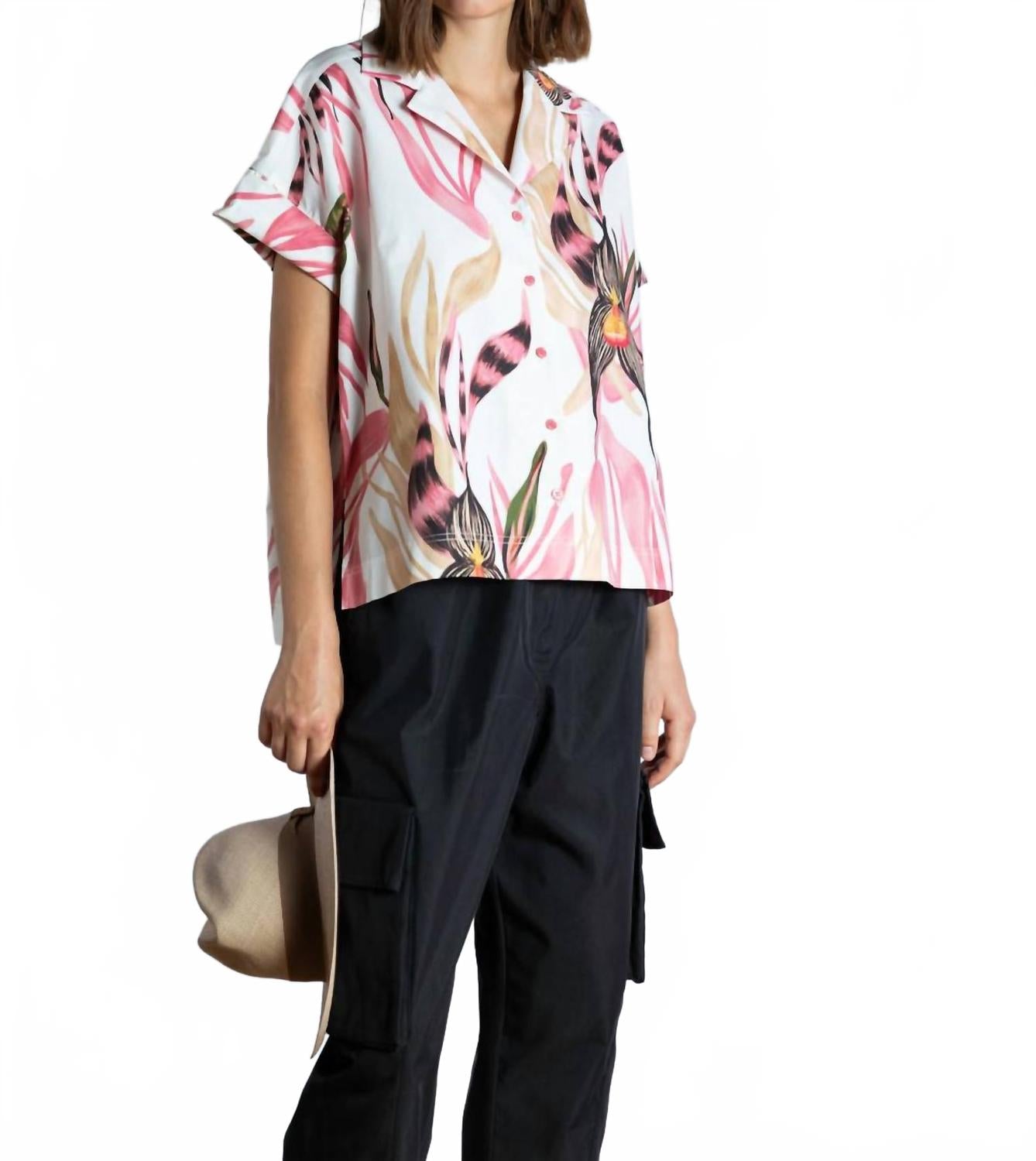 Розовая блузка с ботаническим принтом в технике акварели Psophia
Розовая блузка с ботаническим принтом в технике акварели Psophia