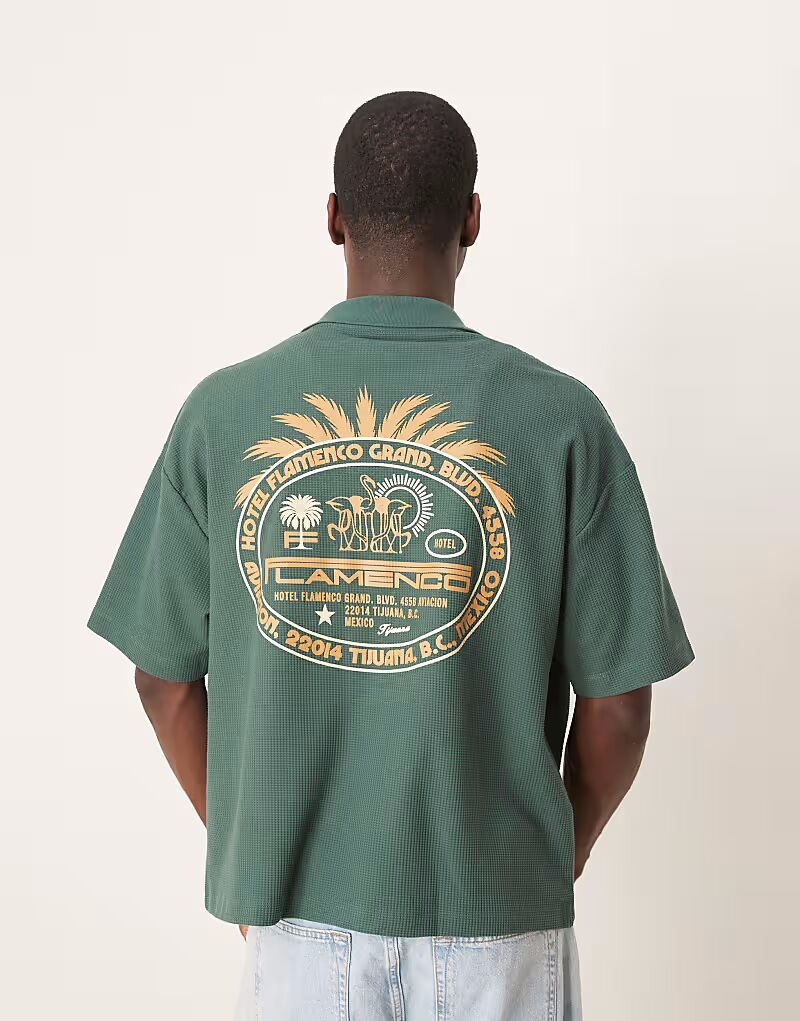 Свободного поло ASOS DESIGN большого размера из плотной вафельной текстуры плотностью 230 г/м² с рисунком на ладони зеленого цвета 
Свободного поло ASOS DESIGN большого размера из плотной вафельной текстуры плотностью 230 г/м² с рисунком на ладони зеленого цвета