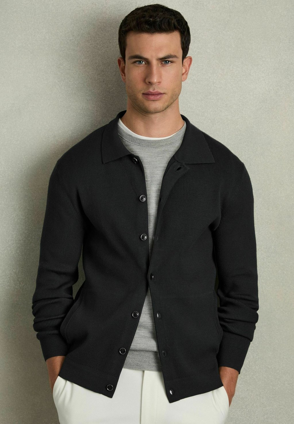 Кардиган REGULAR FIT FINE BUTTON THROUGH Reiss, синий 
Кардиган REGULAR FIT FINE BUTTON THROUGH Reiss, синий