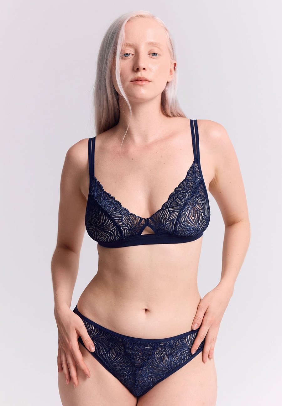 Бюстгальтер Erlich Textil Triangle bra, Mitternachtblau/Dark Blue
Бюстгальтер Erlich Textil Triangle bra, Mitternachtblau/Dark Blue