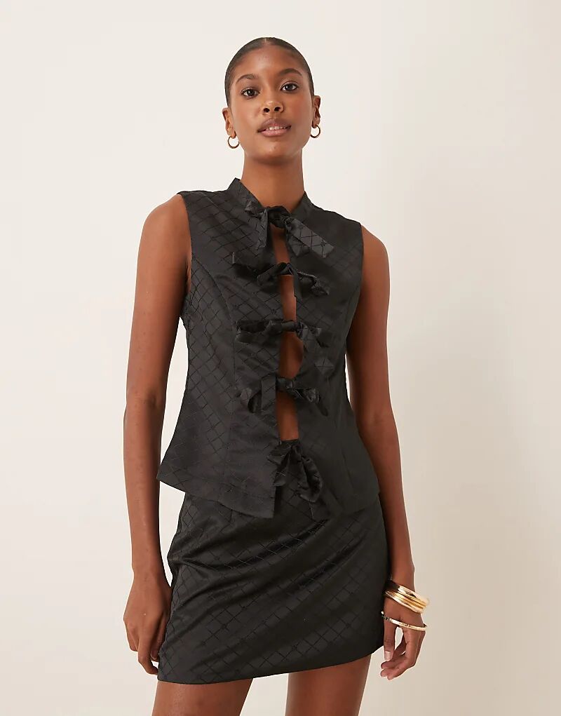 Гламурный топ с завязкой-бантом спереди в черную клетку
Гламурный топ с завязкой-бантом спереди в черную клетку