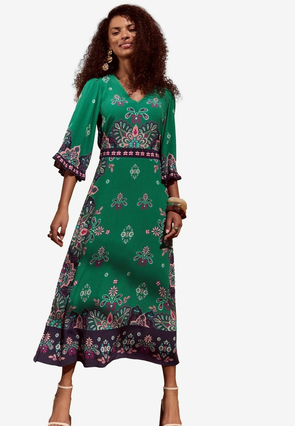 Повседневное платье REGULAR FIT WOODBLOCK PRINTED V-NECK Love & Roses, зеленый
Повседневное платье REGULAR FIT WOODBLOCK PRINTED V-NECK Love & Roses, зеленый