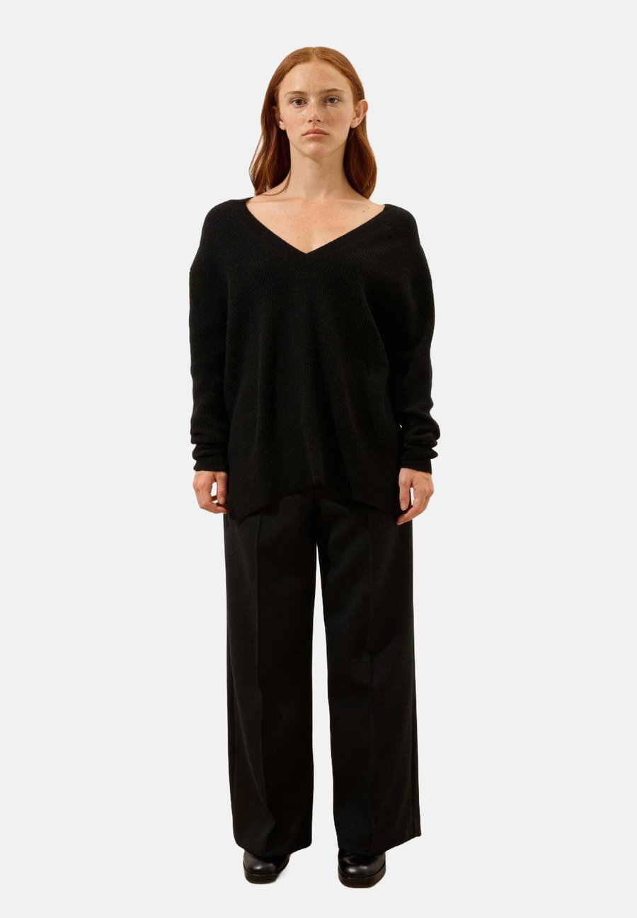 Джемпер Just Cashmere SERELIS V-NECK WITH FRONT AND BACK, Black
Джемпер Just Cashmere SERELIS V-NECK WITH FRONT AND BACK, Black