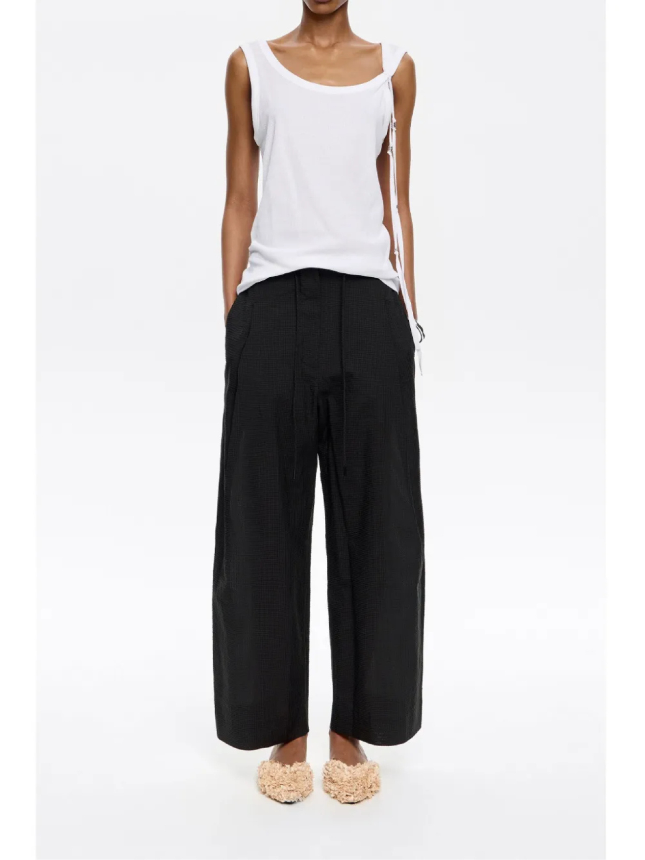 Брюки с фактурными вытачками Bimba y Lola, черный
Брюки с фактурными вытачками Bimba y Lola, черный