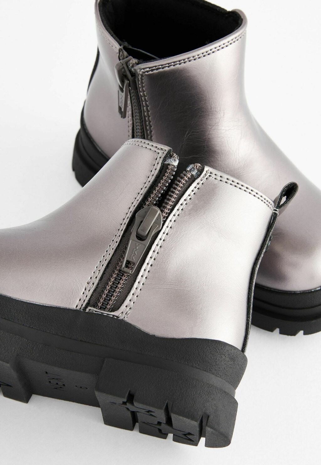 Классические ботильоны CHUNKY CHELSEA Next, серый металлик
Классические ботильоны CHUNKY CHELSEA Next, серый металлик