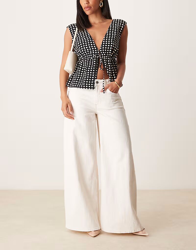 Брюки Abercrombie & Fitch ультраширокого кроя цвета экрю
Брюки Abercrombie & Fitch ультраширокого кроя цвета экрю