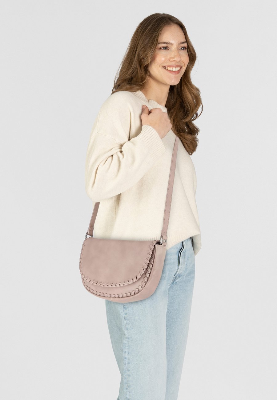 Сумка кросс-боди FREDsBRUDER Cross body bag, Taupe/Mauve
Сумка кросс-боди FREDsBRUDER Cross body bag, Taupe/Mauve