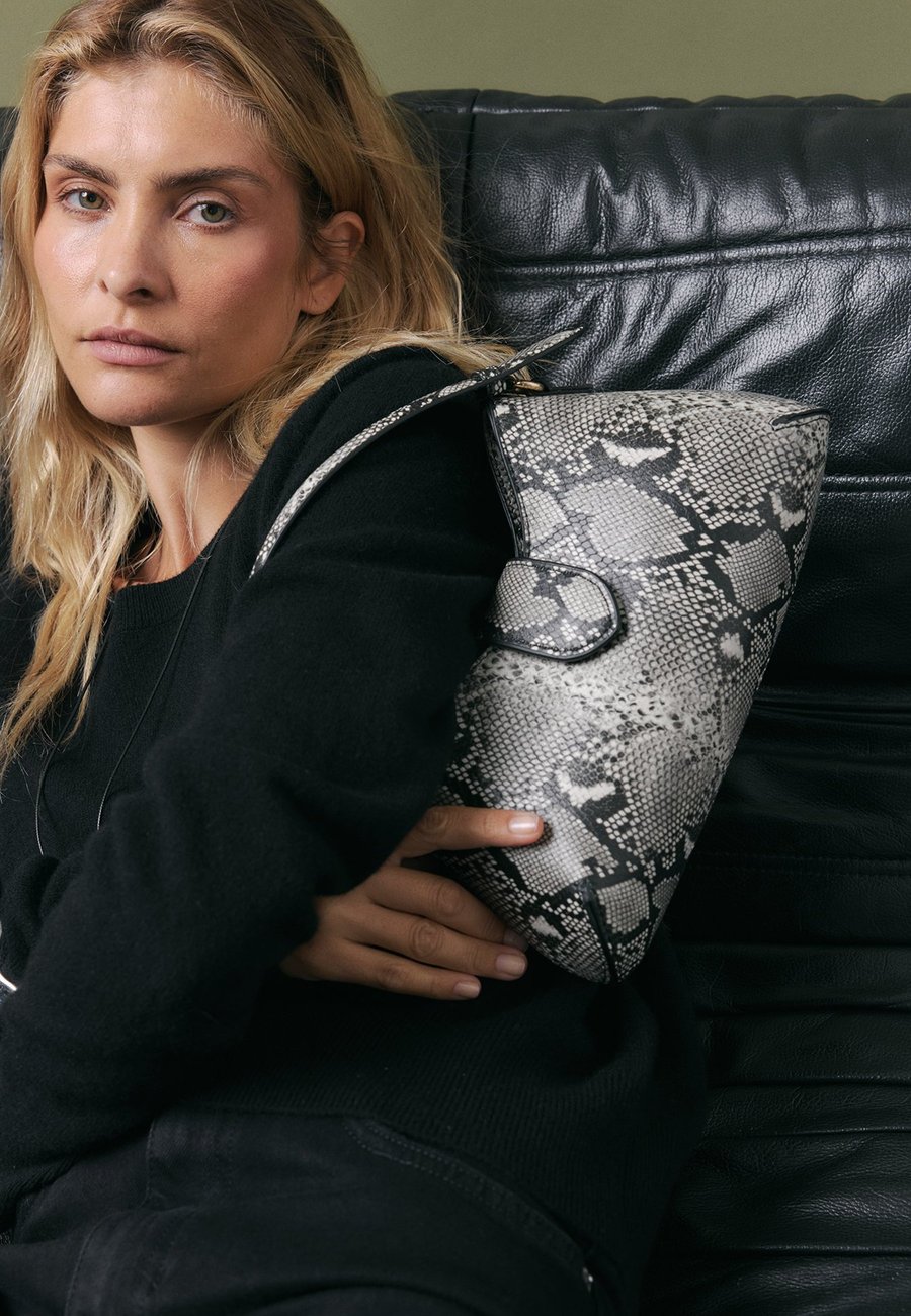 Сумка NA-KD SMALL TRIANGULAR, Snake/Black
Сумка NA-KD SMALL TRIANGULAR, Snake/Black