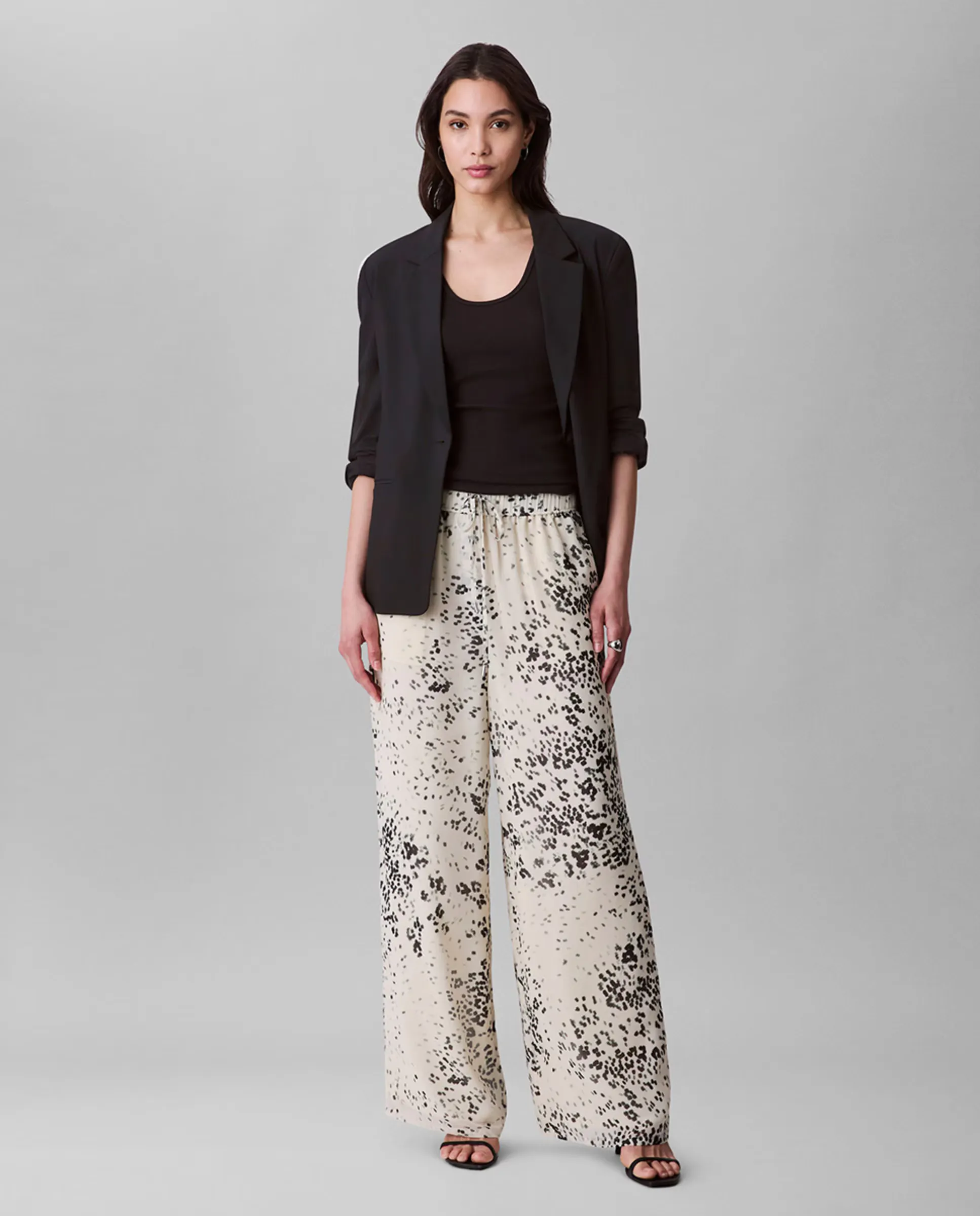 Широкие женские брюки с принтом Calvin Klein, кремовый
Широкие женские брюки с принтом Calvin Klein, кремовый