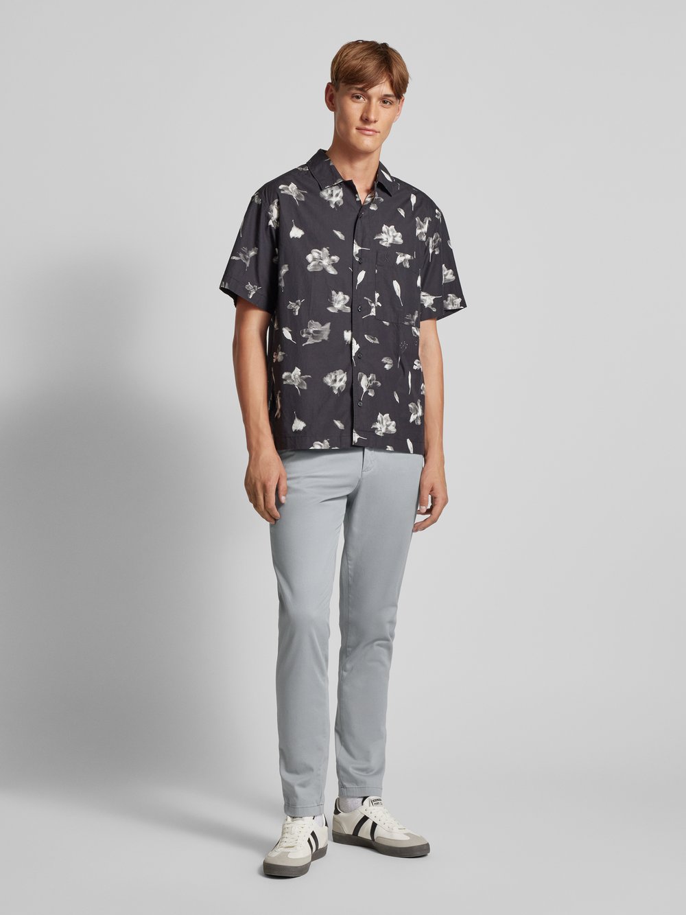 Брюки облегающего кроя с карманами модель «МАРКО БОУИ» Jack & Jones, серебряный
Брюки облегающего кроя с карманами модель «МАРКО БОУИ» Jack & Jones, серебряный