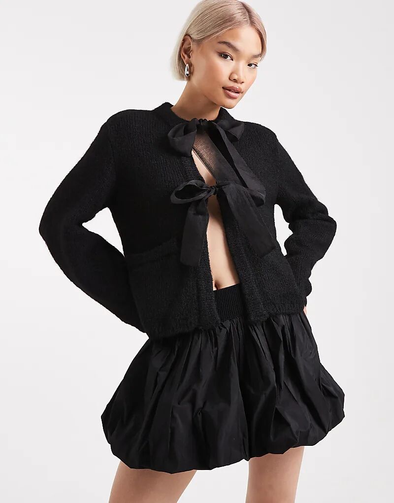 Большой атласный вязаный кардиган с бантом черного цвета
Большой атласный вязаный кардиган с бантом черного цвета