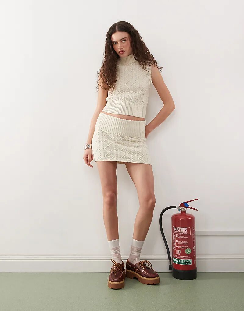 Мини-юбка COLLUSION из трикотажной пряжи цвета экрю — часть комплекта
Мини-юбка COLLUSION из трикотажной пряжи цвета экрю — часть комплекта